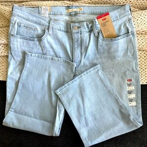 Women’s Levi’s blue jean capris. Size 18W. New w/tags